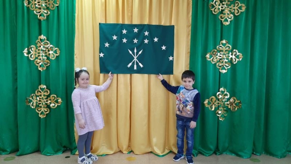 25 апреля – День государственного флага Адыгеи.
